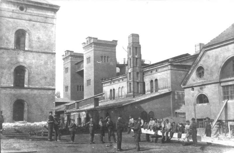 Widok Królewskiej Odlewni Żeliwa w Gliwicach, dziedziniec huty, fotografia archiwalna Bermanna z 1865 roku